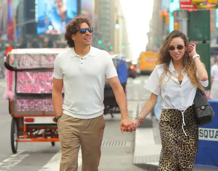 Karla Mora ha sido una pieza fundamental en la vida de Guillermo Ochoa durante gran parte de su carrera internacional. La pareja contrajo matrimonio en 2017 después de varios años de relación. Juntos tienen tres hijos: Lucciana, Guillermo y Karla.<br> Karla Mora ha sido una pieza fundamental en la vida de Guillermo Ochoa durante gran parte de su carrera internacional. La pareja contrajo matrimonio en 2017 después de varios años de relación. Juntos tienen tres hijos: Lucciana, Guillermo y Karla.<br>