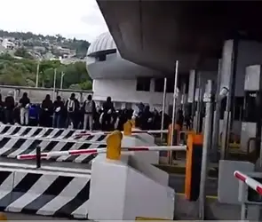 Normalistas de Ayotzinapa se unen a la CNTE y toman la caseta de Tlalpan; liberan paso y desatan caos vial