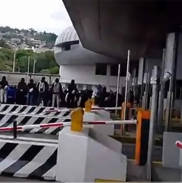 Normalistas de Ayotzinapa se unen a la CNTE y toman la caseta de Tlalpan; liberan paso y desatan caos vial