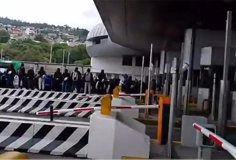 Normalistas de Ayotzinapa se unen a la CNTE y toman la caseta de Tlalpan; liberan paso y desatan caos vial Normalistas de Ayotzinapa se unen a la CNTE y toman la caseta de Tlalpan; liberan paso y desatan caos vial