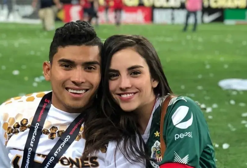Mientras los futbolistas mexicanos se preparan para representar al país en el Mundial 2026, sus familias los ayudan a mantener su motivación. Algunas de las parejas de los seleccionados los han acompañado desde antes de alcanzar la fama, mientras que otras han estado a su lado durante sus etapas en Europa y los momentos más importantes de sus carreras. Estas son las parejas de los jugadores de la Selección Mexicana. Mientras los futbolistas mexicanos se preparan para representar al país en el Mundial 2026, sus familias los ayudan a mantener su motivación. Algunas de las parejas de los seleccionados los han acompañado desde antes de alcanzar la fama, mientras que otras han estado a su lado durante sus etapas en Europa y los momentos más importantes de sus carreras. Estas son las parejas de los jugadores de la Selección Mexicana.