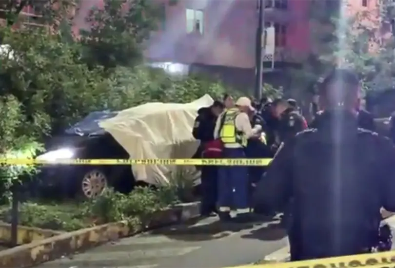 Ejecutan a pareja dentro de un auto en Paseo de la Reforma; sicarios huyeron en motocicleta