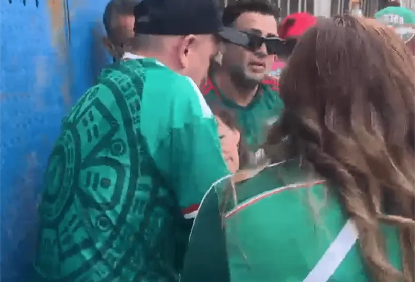 En las imágenes se observa cómo varias personas ayudan a la aficionada para retirarla de la zona de mayor concentración de asistentes y brindarle apoyo. En las imágenes se observa cómo varias personas ayudan a la aficionada para retirarla de la zona de mayor concentración de asistentes y brindarle apoyo.