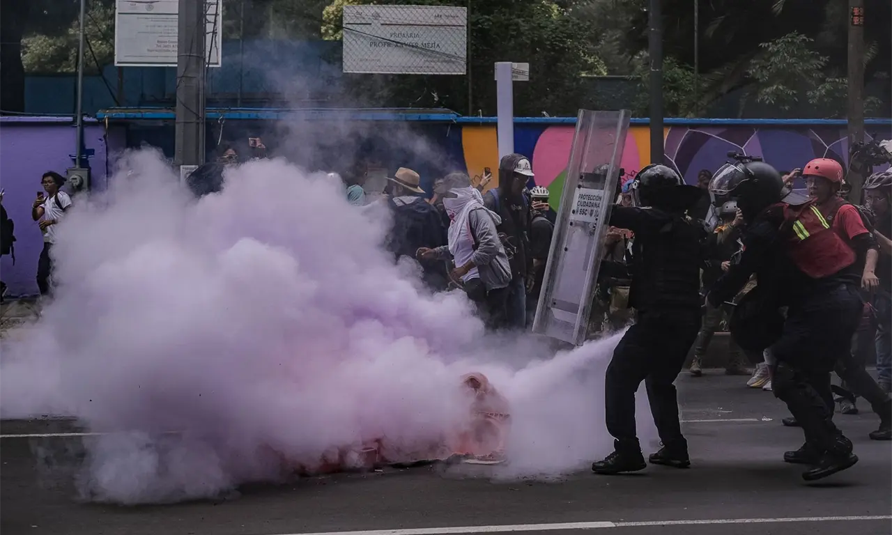  Mientras miles de aficionados seguían el México vs Sudáfrica dentro del estadio, en el exterior se registraron enfrentamientos entre grupos encapuchados y policías 