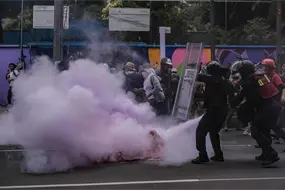 Se enciende el exterior del estadio: encapuchados y polic&iacute;as protagonizan enfrentamientos durante la inauguraci&oacute;n