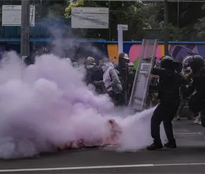 Se enciende el exterior del estadio: encapuchados y polic&iacute;as protagonizan enfrentamientos durante la inauguraci&oacute;n