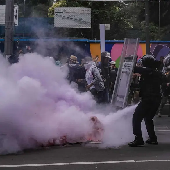 Se enciende el exterior del estadio: encapuchados y policías protagonizan enfrentamientos durante la inauguración Se enciende el exterior del estadio: encapuchados y policías protagonizan enfrentamientos durante la inauguración