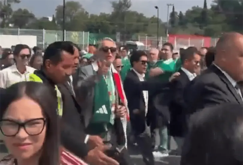 Entre insultos y gritos de apoyo, así le dieron la bienvenida al empresario. Entre insultos y gritos de apoyo, así le dieron la bienvenida al empresario.
