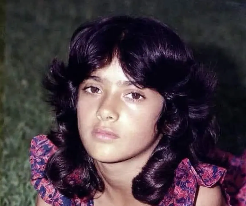Salma Hayek nació el 2 de septiembre de 1966 en Coatzacoalcos, Veracruz, y desde muy joven mostró interés por el mundo artístico, aunque en aquel momento pocos imaginaban que se convertiría en una de las mexicanas más exitosas de Hollywood.<br> Salma Hayek nació el 2 de septiembre de 1966 en Coatzacoalcos, Veracruz, y desde muy joven mostró interés por el mundo artístico, aunque en aquel momento pocos imaginaban que se convertiría en una de las mexicanas más exitosas de Hollywood.<br>