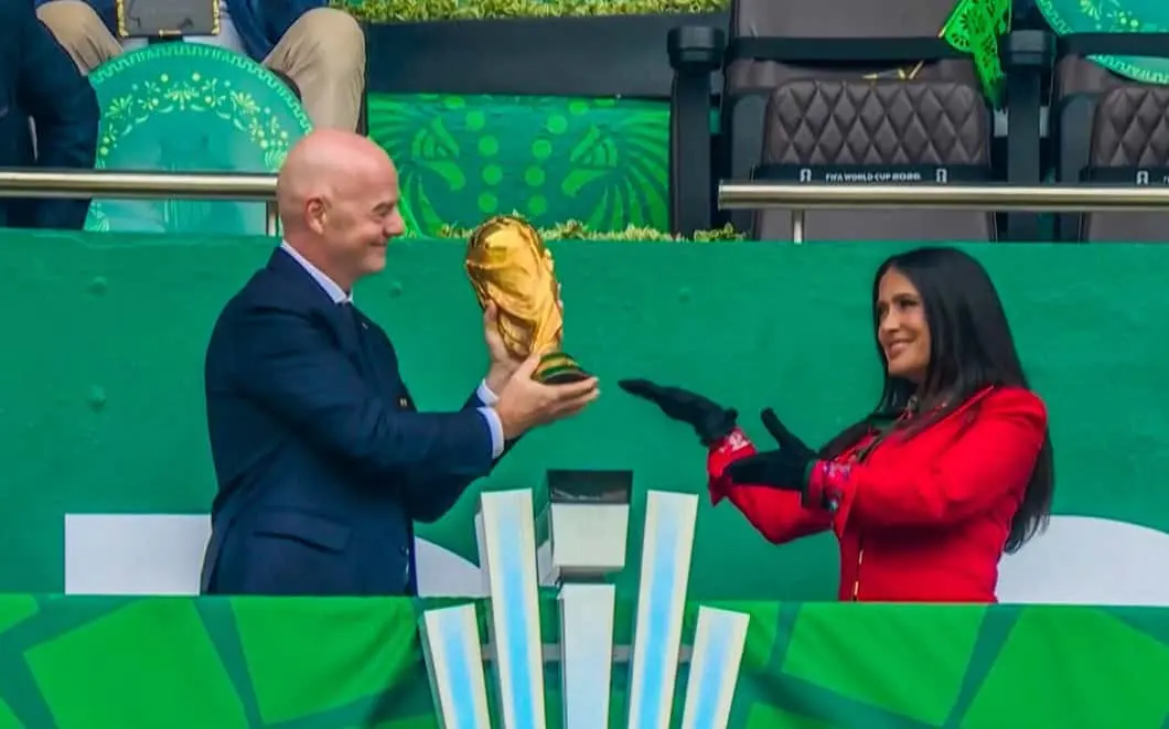 'La FIFA regresa a esta tierra, a este estadio y, junto a Canadá y Estados Unidos, le damos la bienvenida al mundo entero recibiendo las banderas de las 48 naciones clasificadas a la Copa; los mexicanos estamos muy honrados de que sea aquí donde comienza el primer partido de esta maravillosa tradición del futbol que nos une a todos. ¡Que viva México y que viva el futbol!', dijo la mexicana durante su intervención. 'La FIFA regresa a esta tierra, a este estadio y, junto a Canadá y Estados Unidos, le damos la bienvenida al mundo entero recibiendo las banderas de las 48 naciones clasificadas a la Copa; los mexicanos estamos muy honrados de que sea aquí donde comienza el primer partido de esta maravillosa tradición del futbol que nos une a todos. ¡Que viva México y que viva el futbol!', dijo la mexicana durante su intervención.