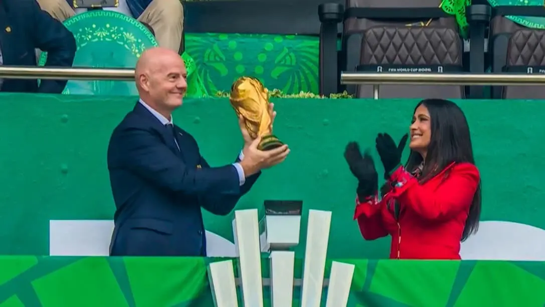 Aunque Salma Hayek fue nombrada Embajadora Oficial Global de la FIFA, no pudo tocar la Copa del Mundo, pues este privilegio está reservado para los jefes de Estado, los campeones y algunas leyendas del fútbol.<br> Aunque Salma Hayek fue nombrada Embajadora Oficial Global de la FIFA, no pudo tocar la Copa del Mundo, pues este privilegio está reservado para los jefes de Estado, los campeones y algunas leyendas del fútbol.<br>