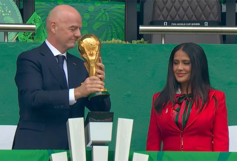 Ante la ausencia de Claudia Sheinbaum durante la Ceremonia Inaugural de la Copa Mundial 2026, la actriz mexicana Salma Hayek fue la encargada de dar el mensaje de bienvenida, en representación de México, a las 48 selecciones que participarán en el torneo. Ante la ausencia de Claudia Sheinbaum durante la Ceremonia Inaugural de la Copa Mundial 2026, la actriz mexicana Salma Hayek fue la encargada de dar el mensaje de bienvenida, en representación de México, a las 48 selecciones que participarán en el torneo.