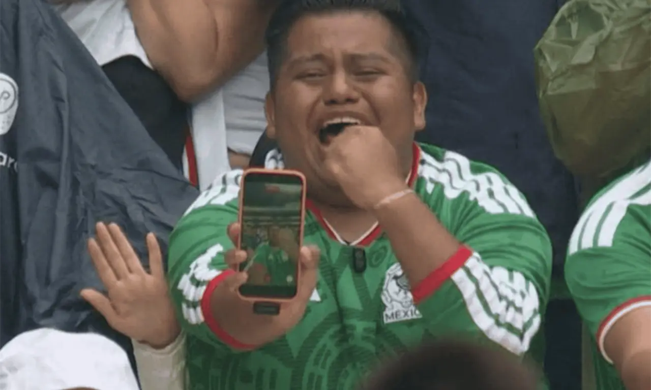  Durante la celebración del gol anotado por Raúl Jiménez ante Sudáfrica, las cámaras de televisión captaron a dos aficionados que, en lugar de enfocarse en los jugadores, decidieron grabar su propia reacción con el teléfono celular. 