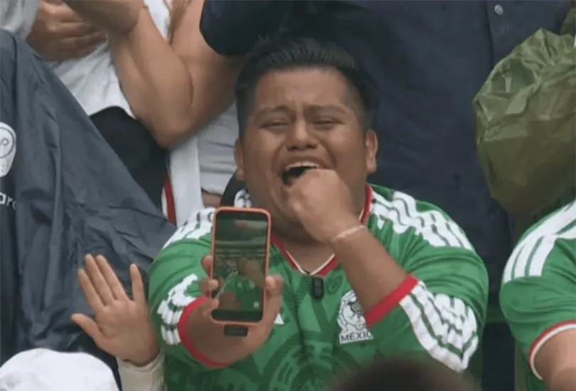 Durante la celebraci&oacute;n del gol anotado por Ra&uacute;l Jim&eacute;nez ante Sud&aacute;frica, las c&aacute;maras de televisi&oacute;n captaron a dos aficionados que, en lugar de enfocarse en los jugadores, decidieron grabar su propia reacci&oacute;n con el tel&eacute;fono celular.