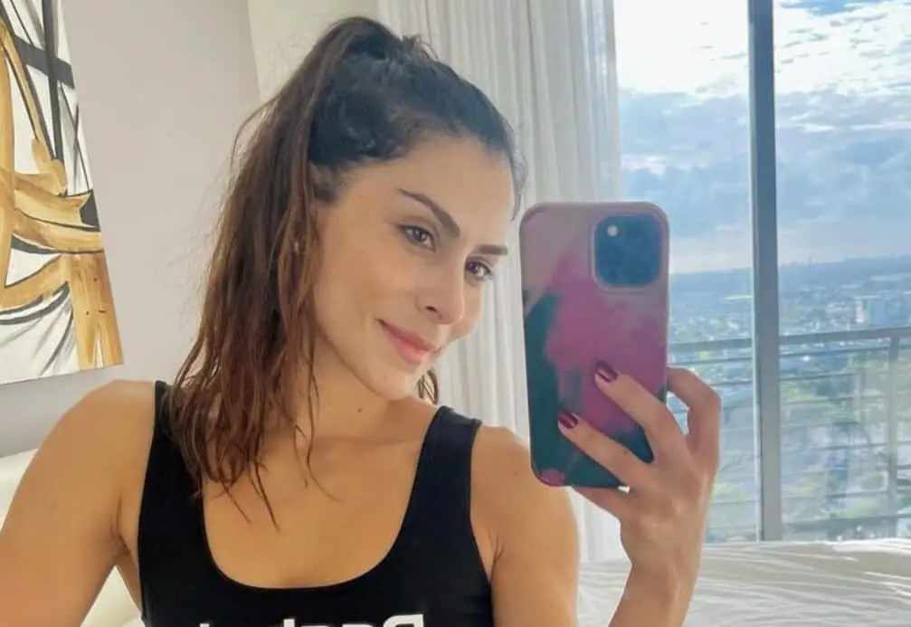 Por medio de redes sociales, se han viralizado algunas fotos de María León en su juventud, donde se le ve una imagen distinta y algunos de sus seguidores creen que pudo recurrir a procedimientos cosméticos.