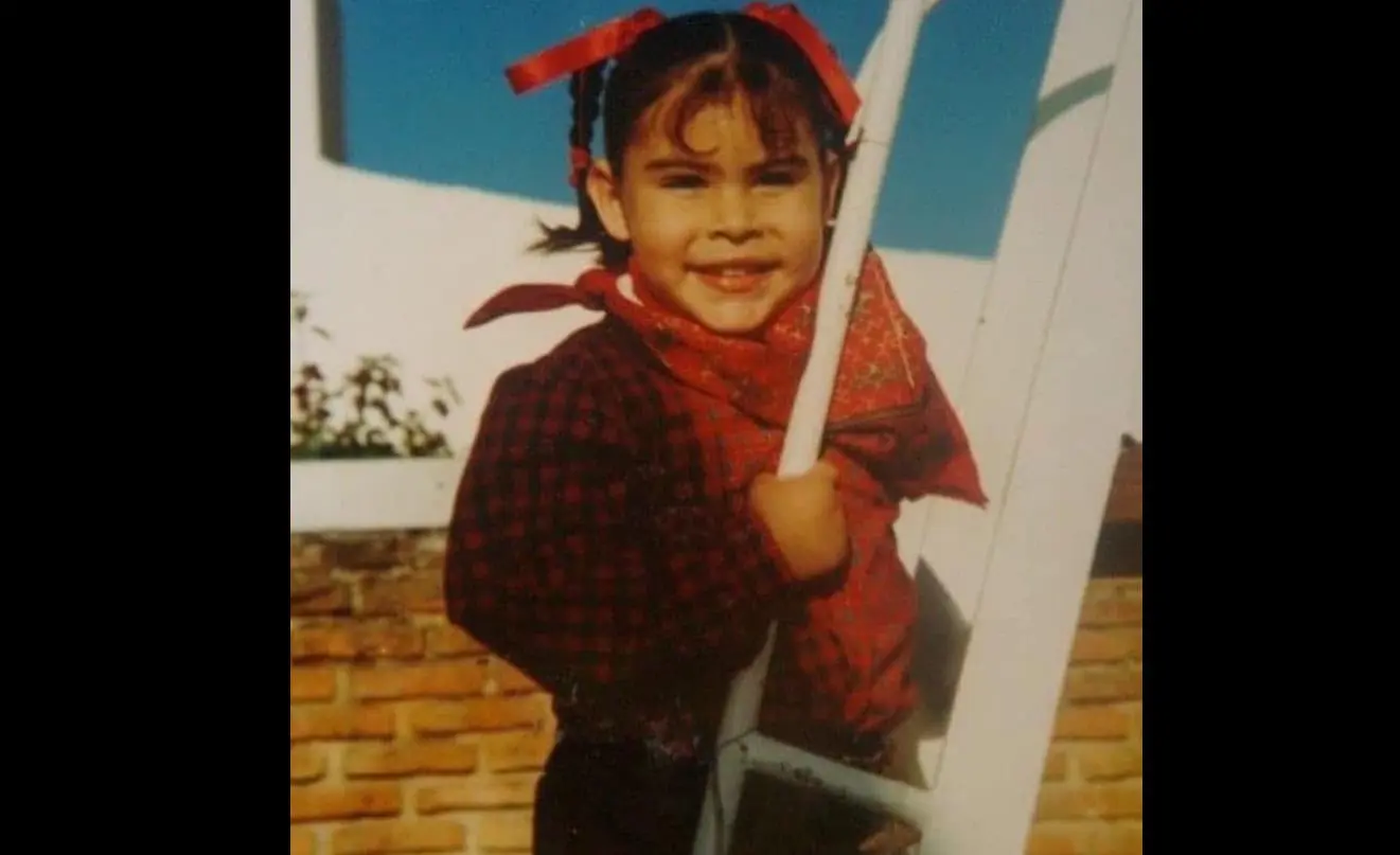 María León nació el 14 de febrero de 1986 en Zapopan, Jalisco, y desde muy pequeña mostró interés por la música; comenzó a estudiar piano a los cinco años y poco después aprendió guitarra, desarrollando una formación artística desde la infancia.