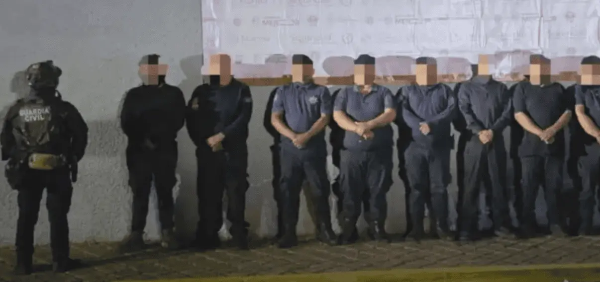 Esc&aacute;ndalo policial en Michoac&aacute;n: detienen a jefa de Seguridad y a siete agentes durante operativo de la Fiscal&iacute;a