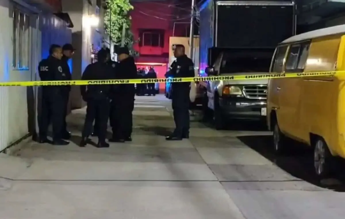  Los agresores llegaron en motocicletas, entraron al domicilio y dispararon directamente contra la familia. 