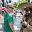 Vete a tu pa&iacute;s: Estatua viviente proh&iacute;be a extranjero grabar en Bellas Artes