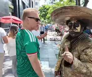 Vete a tu pa&iacute;s: Estatua viviente proh&iacute;be a extranjero grabar en Bellas Artes