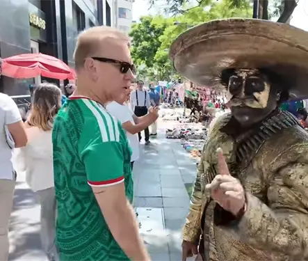 Vete a tu pa&iacute;s: Estatua viviente proh&iacute;be a extranjero grabar en Bellas Artes