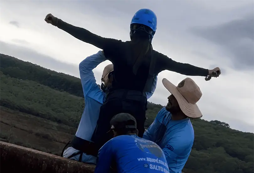 Las im&aacute;genes muestran a Maria Eduarda siendo acompa&ntilde;ada por integrantes del equipo hasta la plataforma de lanzamiento instalada sobre un puente de aproximadamente 40 metros de altura.