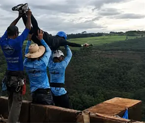 Tragedia en salto extremo: instructores lanzan a joven desde 40 metros sin cuerda de seguridad