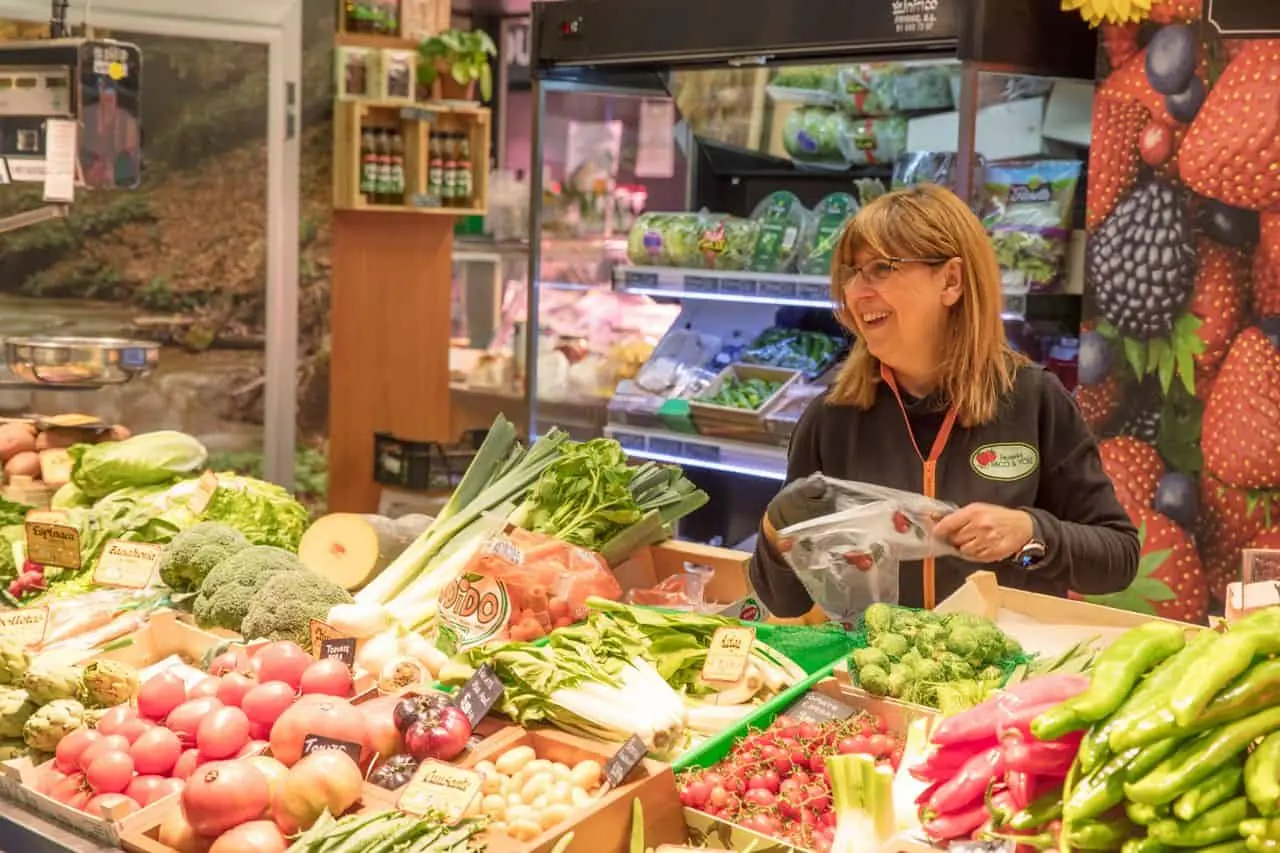 En muchos supermercados mexicanos hay adultos mayores encargados de acomodar las compras en bolsas al final de la caja. Los clientes suelen darles una propina por el servicio, una práctica que resulta poco común en varios países, donde están acostumbrados a guardar sus propias compras.