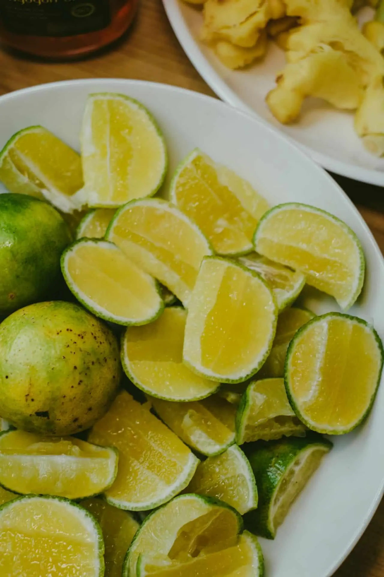 Muchos visitantes se sorprenden al descubrir que los mexicanos agregan limón a una enorme variedad de alimentos y bebidas. Tacos, sopas, frutas, botanas, mariscos e incluso algunas bebidas suelen acompañarse con unas gotas de limón para mejorar su sabor.