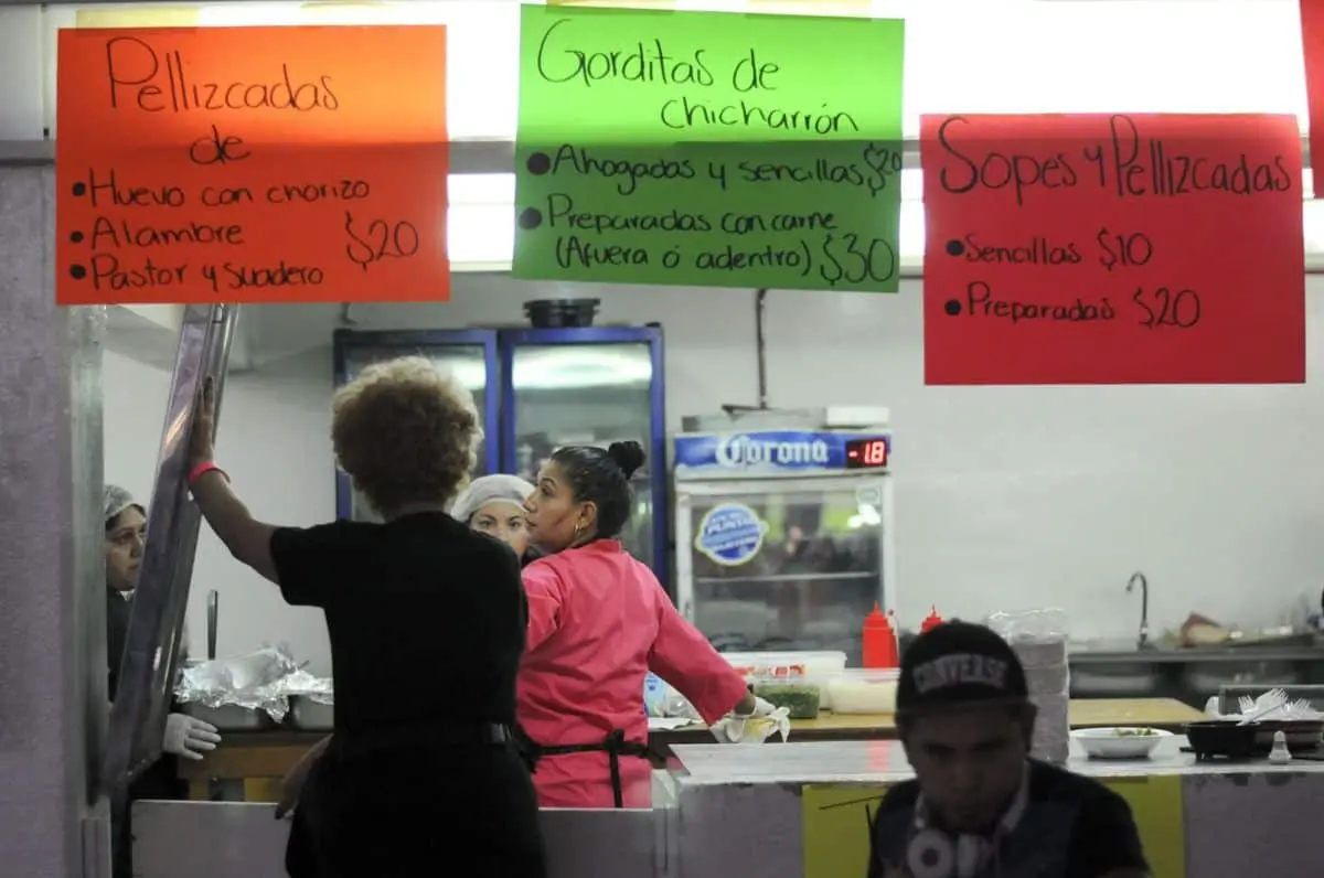 Los asistentes encontrarán opciones como gorditas, quesadillas, pambazos y distintas variedades de tacos, además de platillos tradicionales que forman parte de la cocina popular mexicana. Cuartoscuro.