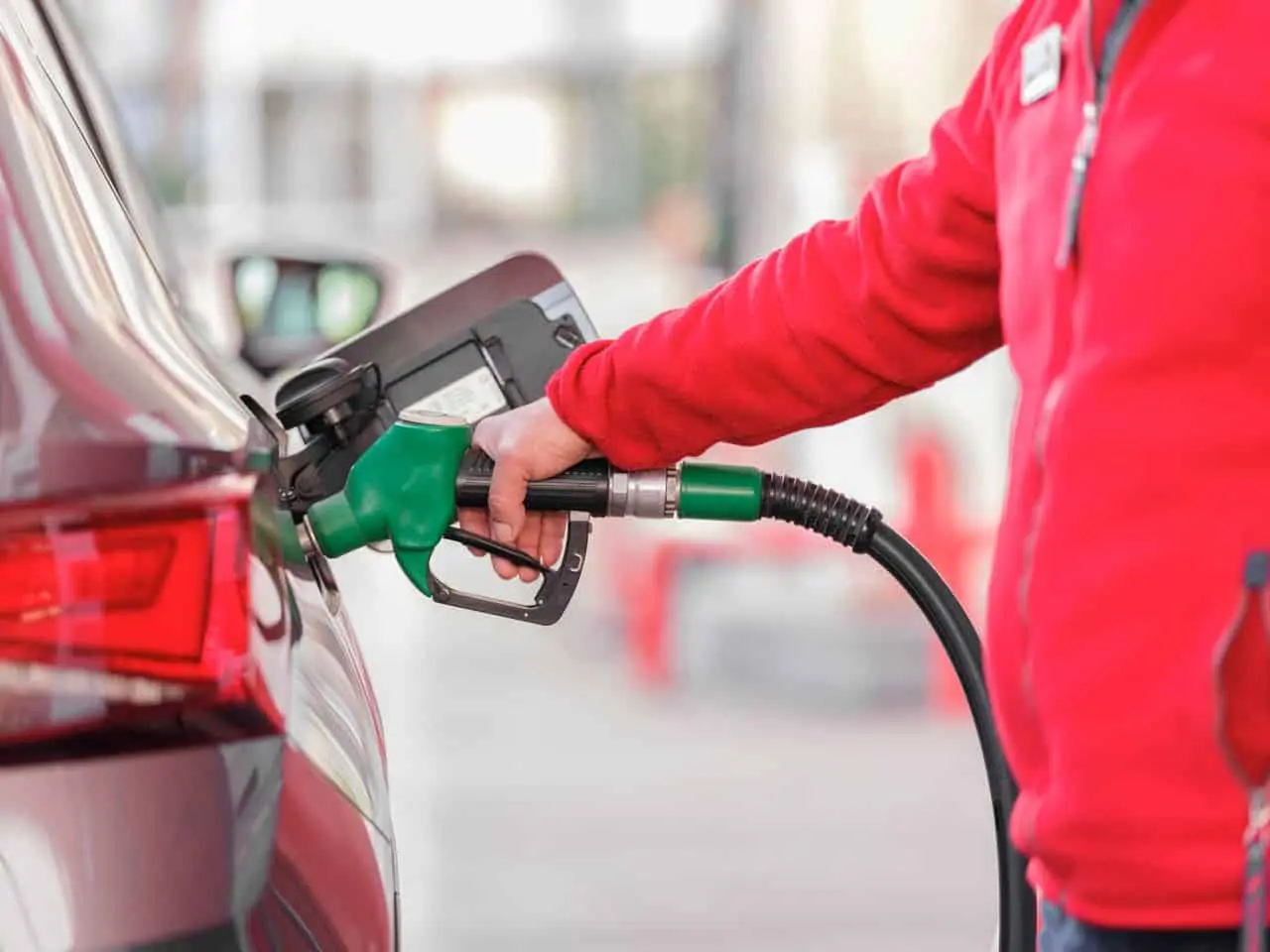 Mientras que en muchas naciones los conductores cargan combustible por su cuenta, en México normalmente existe personal que realiza todo el proceso. Además de despachar gasolina, suelen limpiar parabrisas o revisar niveles básicos del vehículo.<br>