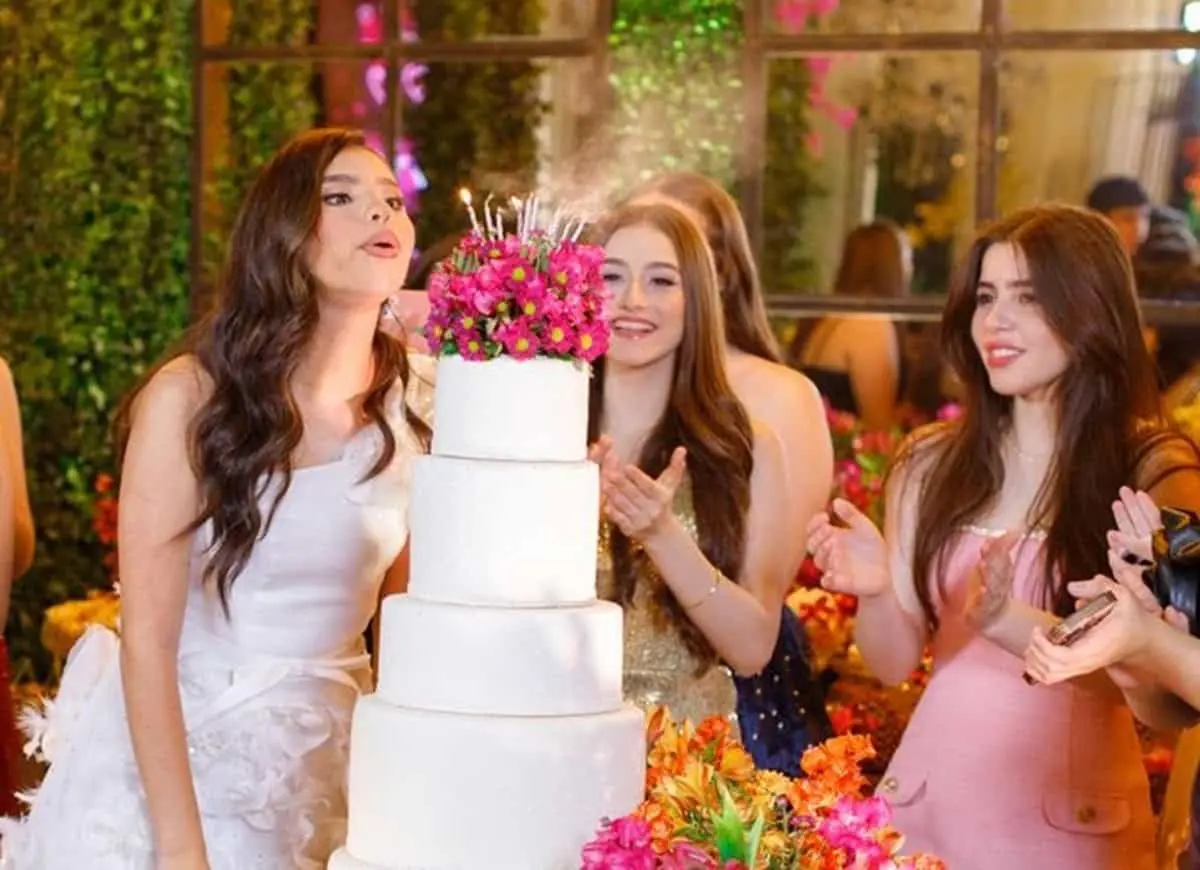 Durante los cumpleaños es común que familiares y amigos empujen la cara del festejado hacia el pastel cuando intenta darle la primera mordida. Aunque para los mexicanos suele ser una broma inofensiva, muchos extranjeros se sorprenden al ver esta tradición conocida como la 'mordida'.<br>