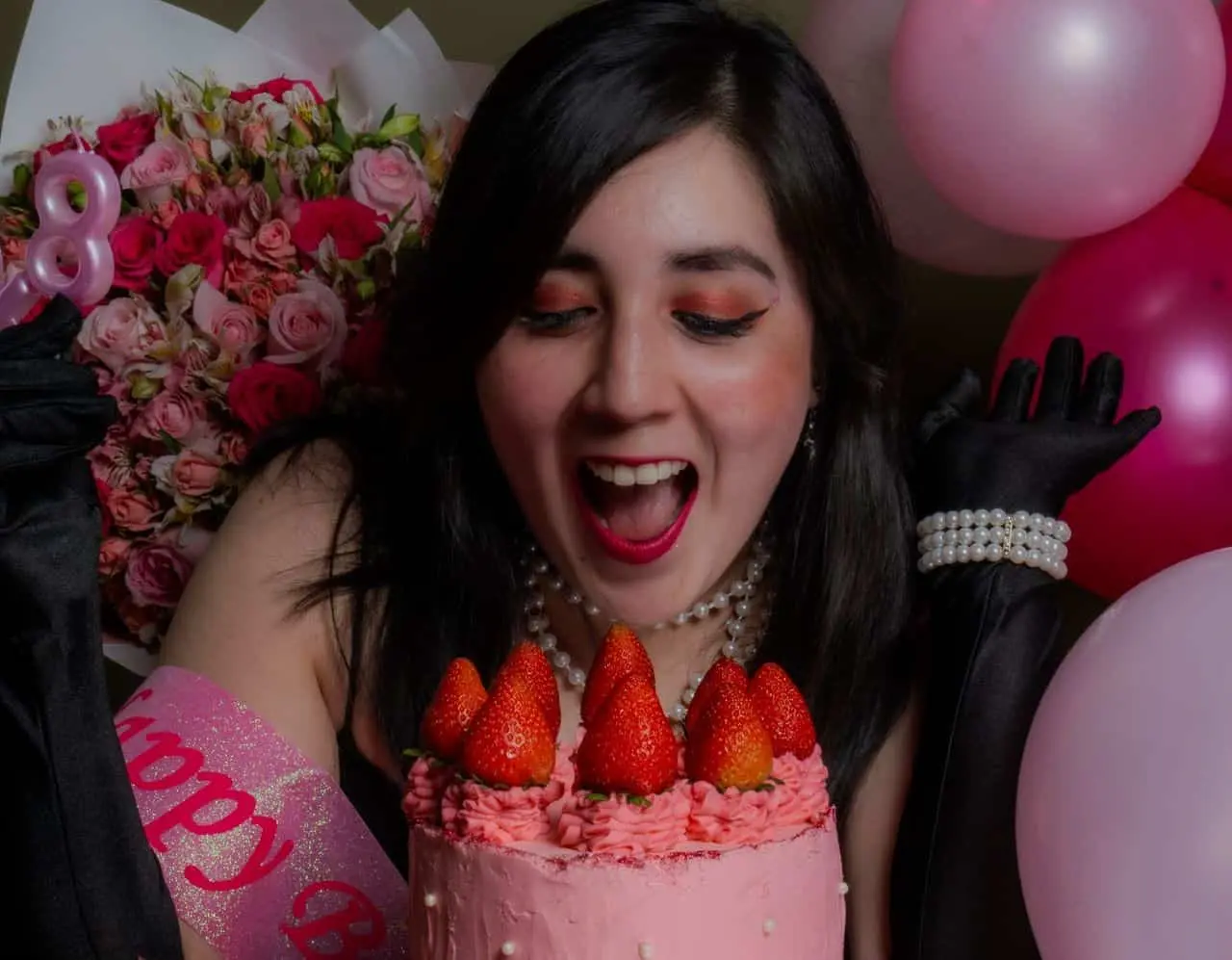 Empujar al cumpleañero para morder su pastel