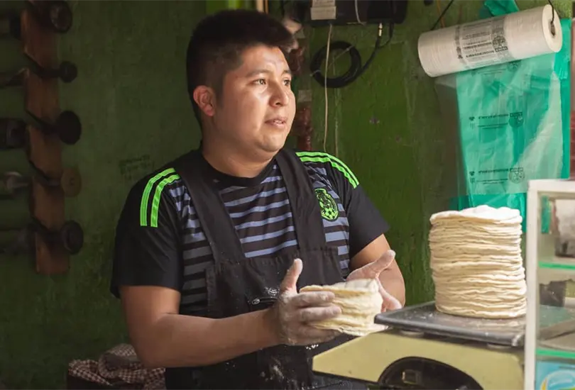 México es conocido por su gastronomía, tradiciones y hospitalidad, pero también por algunas costumbres que pueden resultar extrañas o sorprendentes para quienes visitan el país por primera vez. Desde la forma de celebrar cumpleaños hasta la manera de entender el tiempo, estas son algunas de las costumbres y hábitos mexicanos que más llaman la atención de los extranjeros.