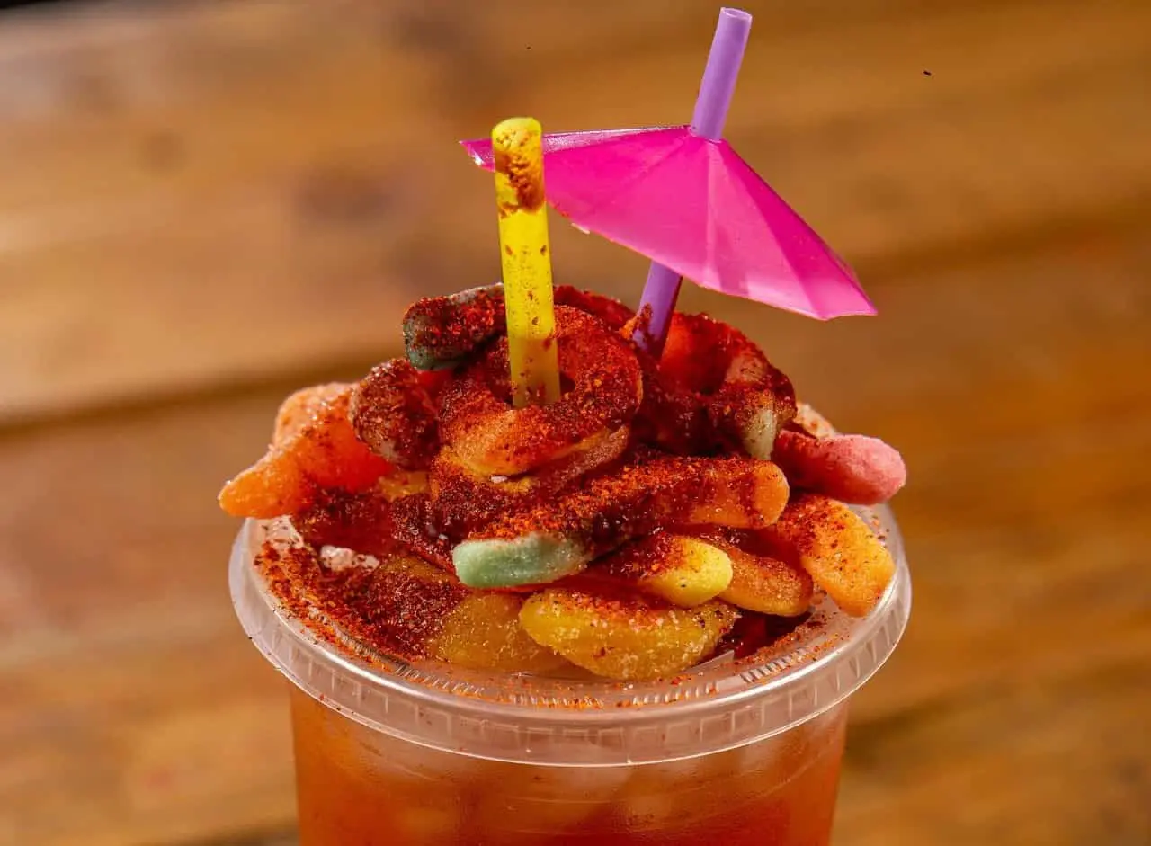 Frutas y dulces con chile