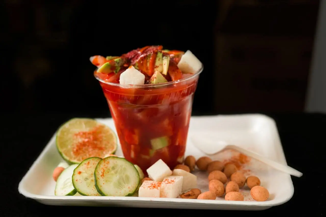 La combinación de sabores dulces, ácidos y picantes es una de las características más distintivas de la gastronomía mexicana. Mangos, sandías, piñas, paletas, gomitas y otros dulces suelen consumirse con chile en polvo o salsas picantes, algo que sorprende a quienes no están acostumbrados a mezclar estos sabores.