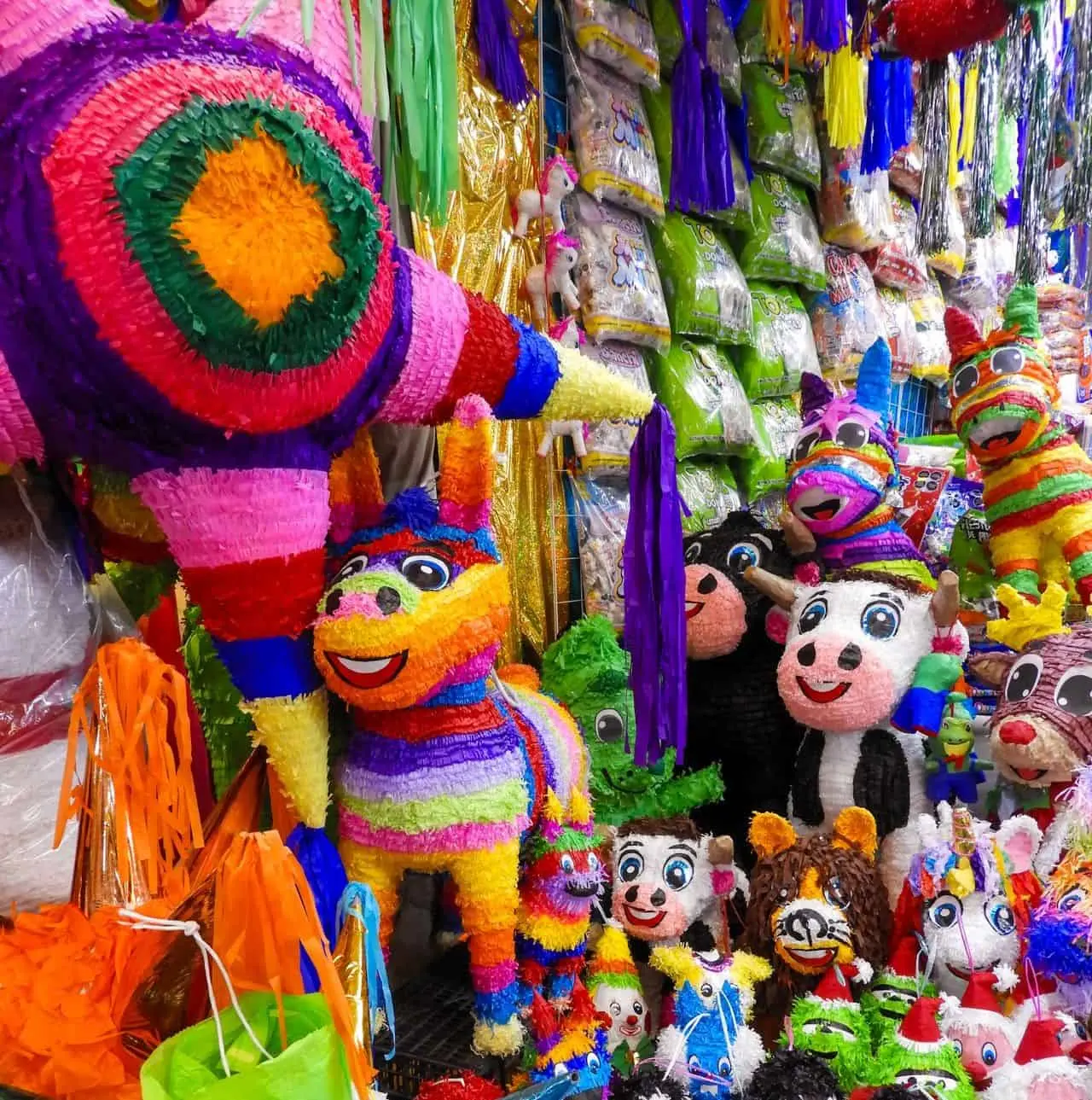 Aunque la piñata es conocida en otros países, en México sigue siendo una tradición muy arraigada en fiestas infantiles, posadas y celebraciones familiares. Para muchos extranjeros resulta curioso ver a personas con los ojos vendados intentando romper con un palo una figura llena de dulces.