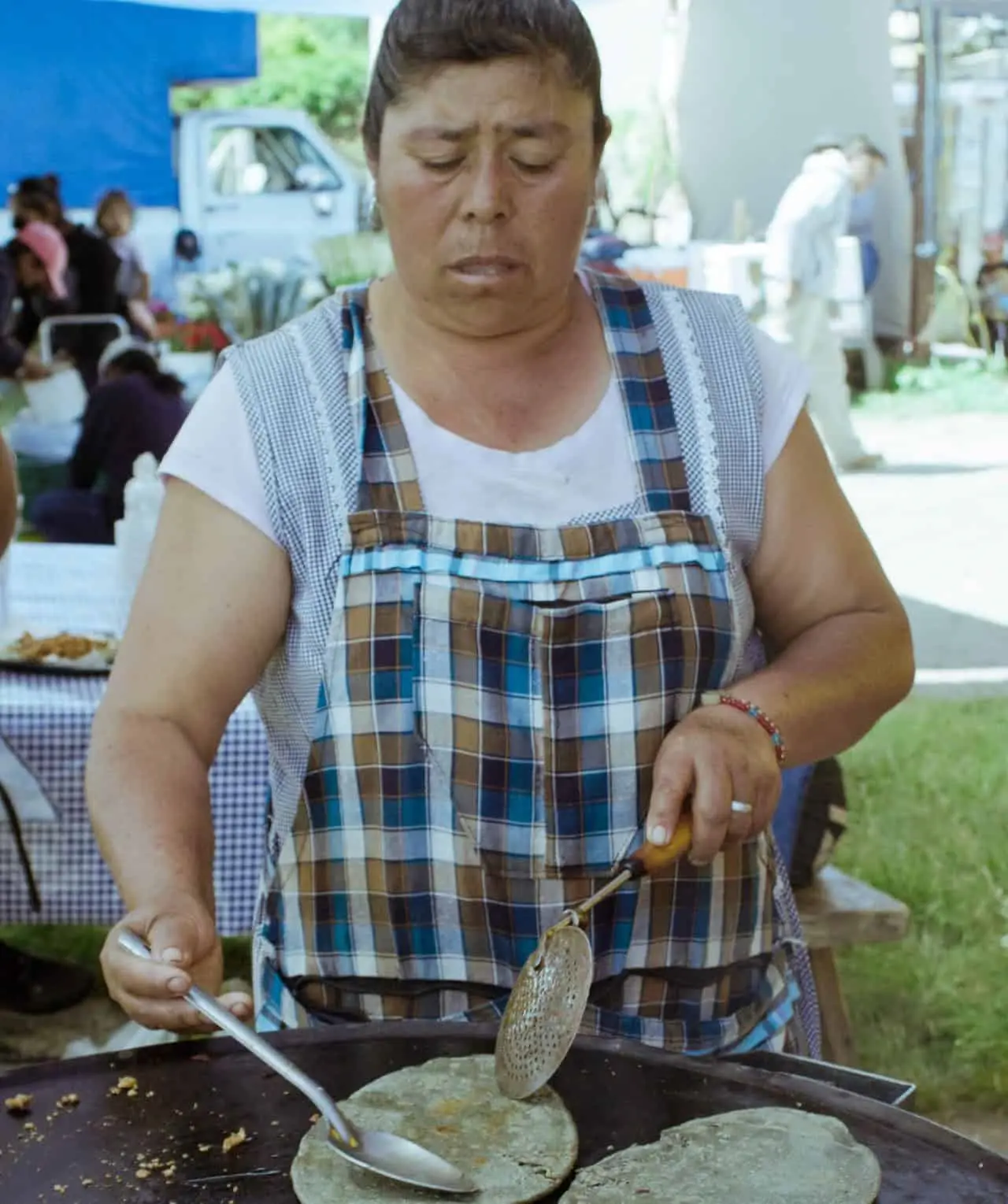 Para muchos mexicanos, las tortillas son un acompañamiento indispensable. Ya sea en tacos, guisados, sopas o incluso platillos que ya contienen carbohidratos, como arroz o pasta, las tortillas suelen estar presentes en la mesa.