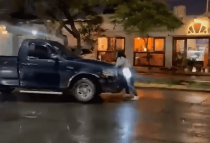 Según versiones difundidas por personas que presenciaron la situación, la repartidora intentó impedir que el conductor abandonara el lugar después de un choque. Según versiones difundidas por personas que presenciaron la situación, la repartidora intentó impedir que el conductor abandonara el lugar después de un choque.