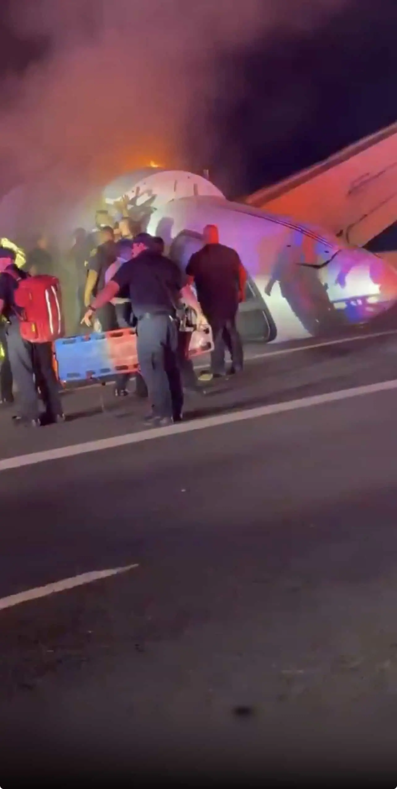 Conductores bajaron de sus autos a ayudar Conductores bajaron de sus autos a ayudar