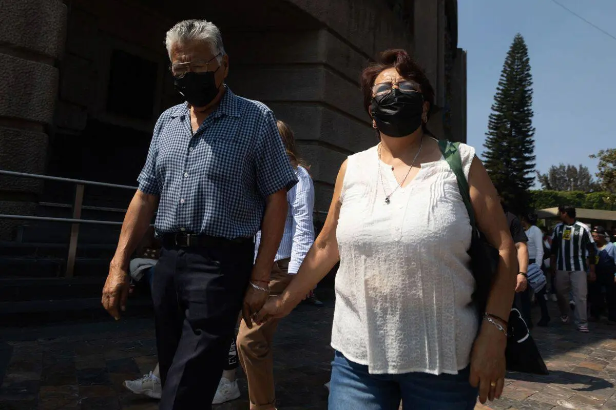 Durante los días de dispersión suele registrarse una mayor afluencia en bancos y cajeros automáticos, por lo que especialistas recomiendan evitar acudir durante las primeras horas si no es necesario. Cuartoscuro.