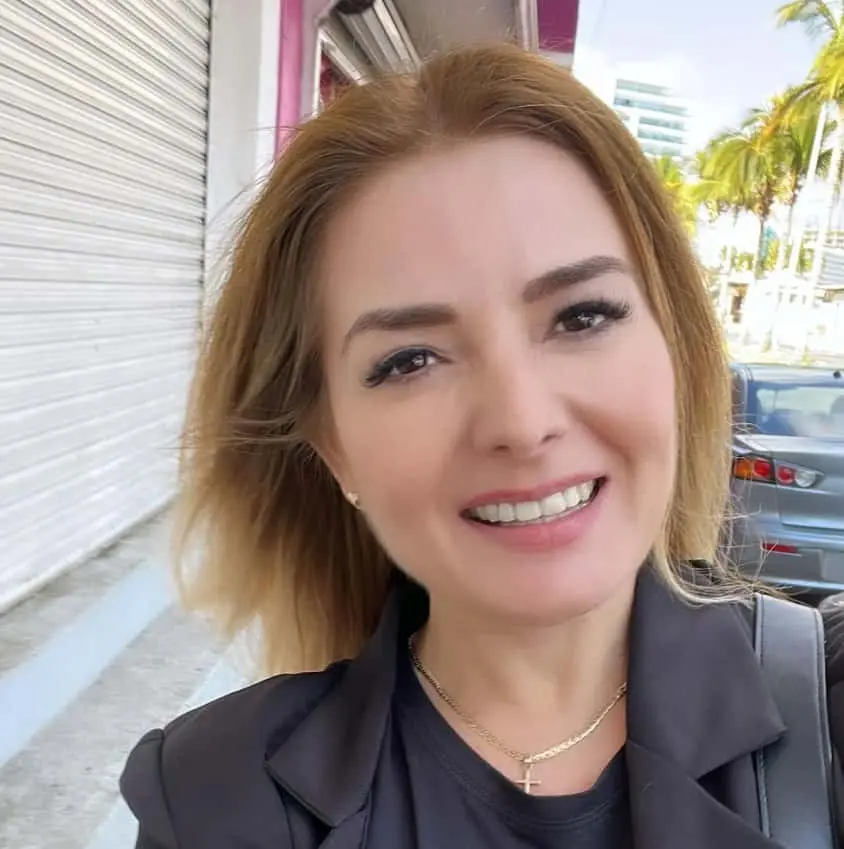 Silvia Mendivil nació el 16 de noviembre de 1978 en Los Mochis, Sinaloa, en una familia con una fuerte tradición musical.<br>