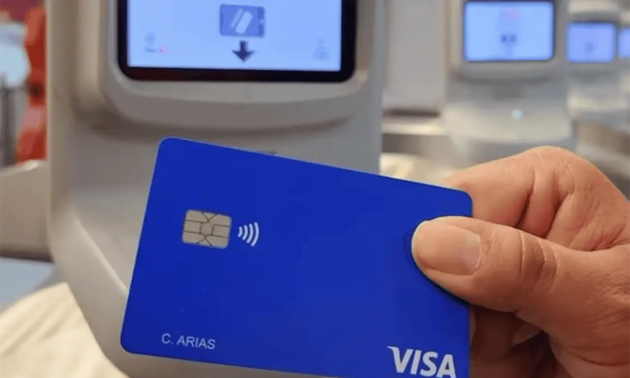  Miles de visitantes internacionales que llegaron a la Ciudad de México con motivo del Mundial 2026 ya pueden ingresar utilizando directamente sus tarjetas bancarias emitidas en el extranjero. 
