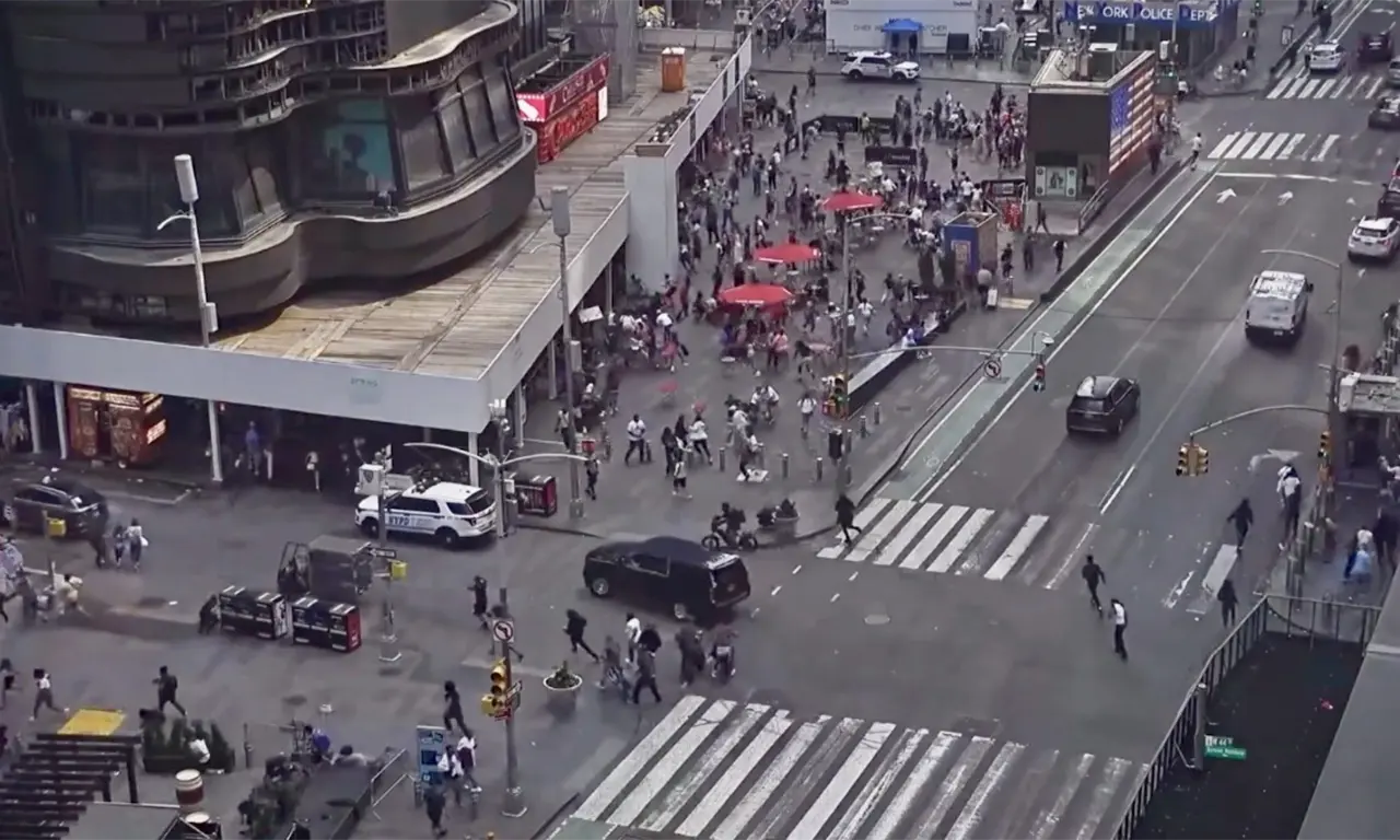  ¡Terror en Times Square! Balacera desata estampida entre turistas; capturan a un sospechoso 
