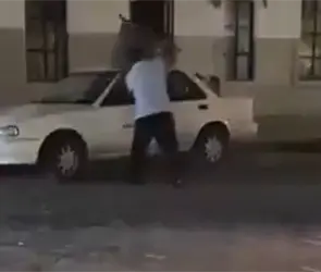 Ayuntamiento de Amozoc despide a trabajador ebrio tras video viral golpeando con silla un veh&iacute;culo oficial