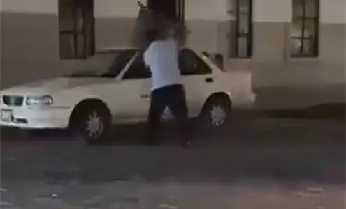 Ayuntamiento de Amozoc despide a trabajador ebrio tras video viral golpeando con silla un veh&iacute;culo oficial