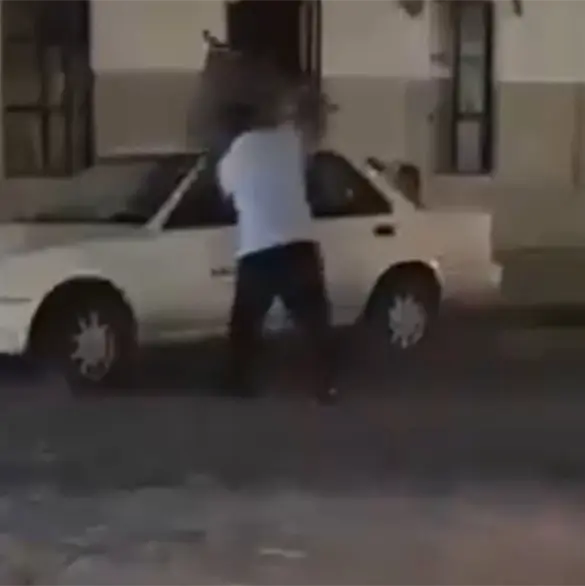 Ayuntamiento de Amozoc despide a trabajador ebrio tras video viral golpeando con silla un veh&iacute;culo oficial