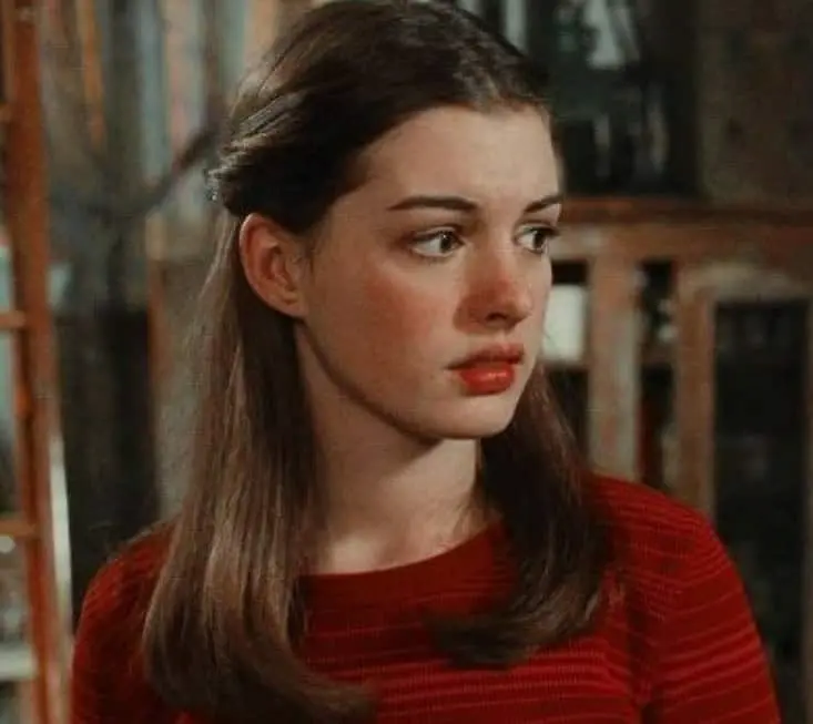 Anne Hathaway naci&oacute; el 12 de noviembre de 1982 en Nueva York y creci&oacute; en una familia vinculada al mundo art&iacute;stico, ya que su madre fue actriz de teatro.