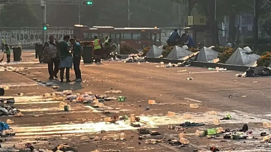 Entre fiesta y basura: as&iacute; amaneci&oacute; Reforma tras el festejo masivo por el triunfo de M&eacute;xico ante Corea del Sur