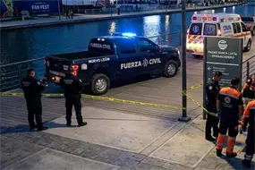 Hallan cuerpo flotando en Paseo Santa Luc&iacute;a, en pleno Fan Fest Monterrey